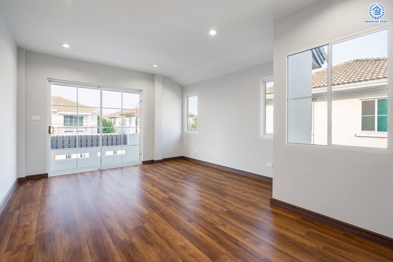 บ้านมือสองตกแต่งใหม่ คุณภาพ LH โครงการ มัณฑนา ปิ่นเกล้า-พระราม5 บรรยากาศเงียบสงบ มีความเป็นส่วนตัว เนื้อที่ 58 ตร.ว. ฟังก์ชัน 3 ห้องนอน 2 ห้องน้ำ 2 ที่จอดรถ facility ครบครัน! บนทำเลเดินทางสะดวก หน้าโครงการติดถนนนครอินทร์ ใกล้วงเวียนพระราม5 และจุดขึ้นทางด่วน "ศรีรัช"